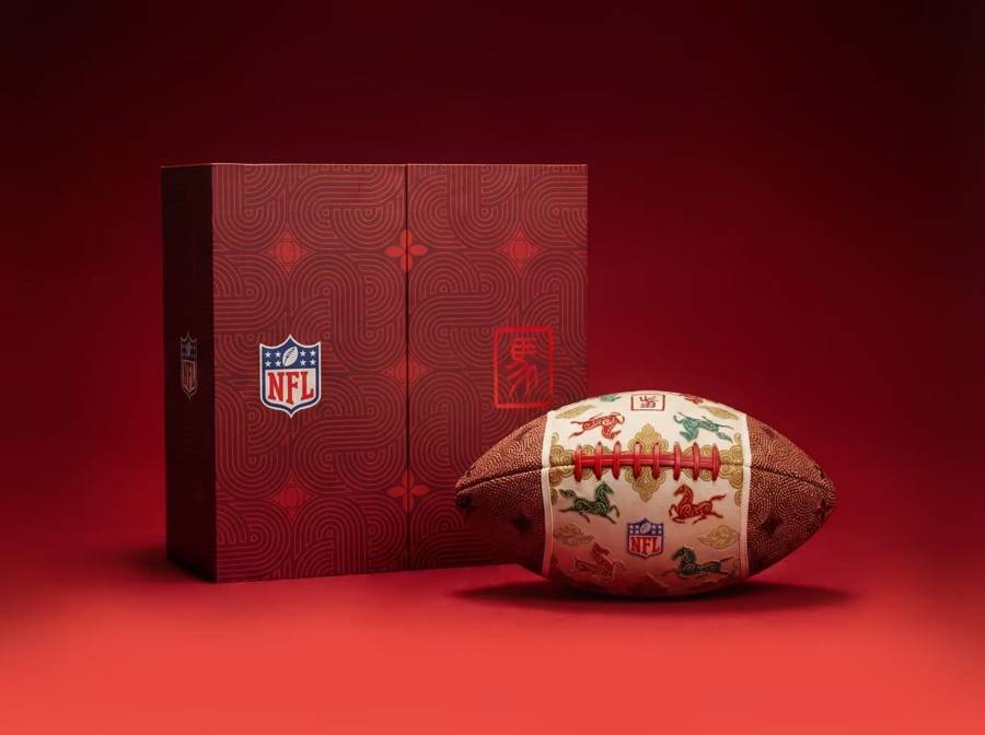 NFL发布马年生肖艺术橄榄球,庆贺超级碗与中国农历新年