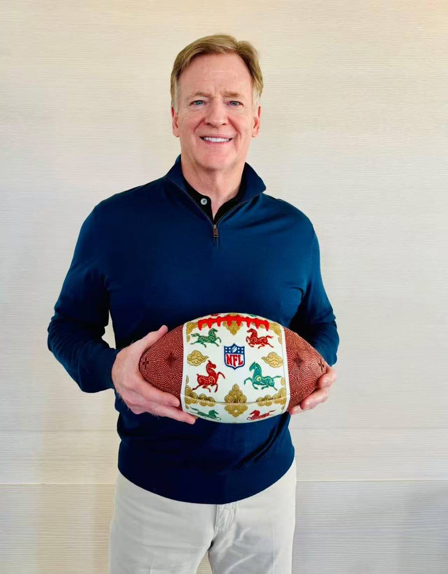 NFL发布马年生肖艺术橄榄球,庆贺超级碗与中国农历新年